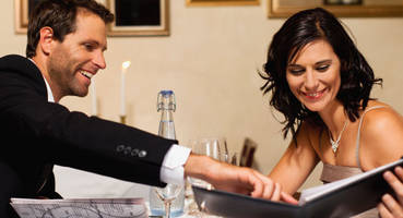 How to Eat Out, Save Money, and Not Fall for Restaurants' Mind Tricks